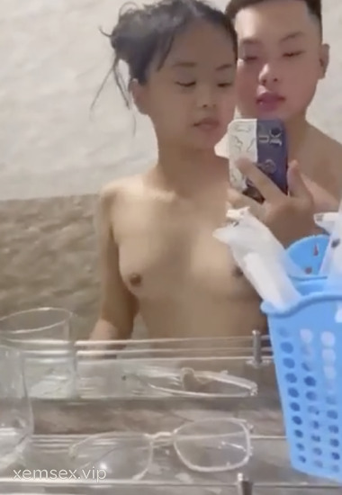Địt em gái với gương mặt baby trong phòng tắm